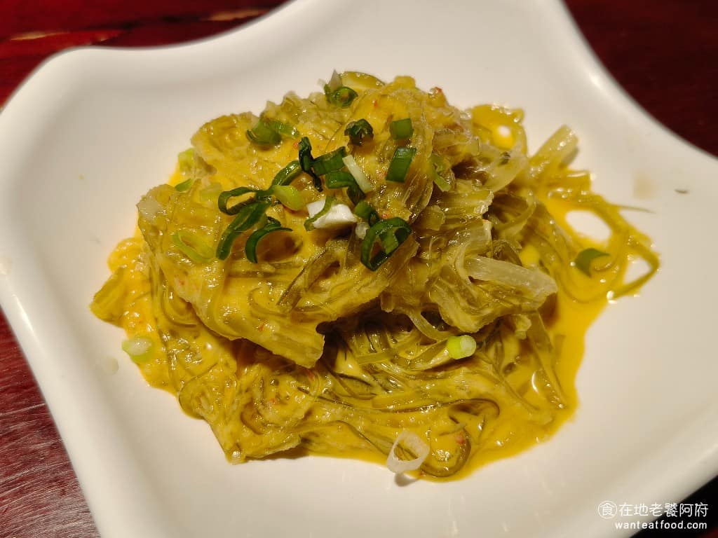 大稻埕魯肉飯 大稻埕魯肉飯菜單 大稻埕魯肉飯推薦 大同區美食 大同美食 北門美食 台灣小吃 魯肉飯 黃金海帶絲 這大概是裡面調味最重的餐點了,海帶絲吃起來又酸又辣,辣度大概有小辣以上,整體口味較重,非常適合拿來配飯。只不過豆腐乳發酵的味道有一點太重了,不太確定是不是放得比較久,所以也不是很喜歡。 @在地老饕阿府