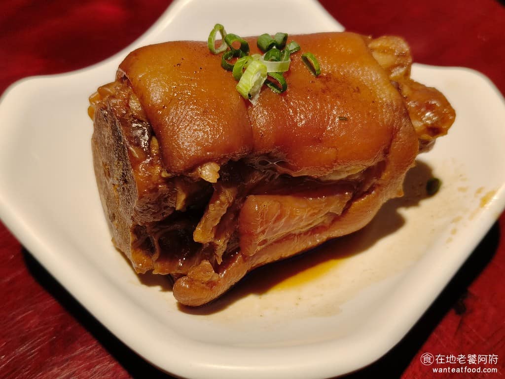 大稻埕魯肉飯 大稻埕魯肉飯菜單 大稻埕魯肉飯推薦 大同區美食 大同美食 北門美食 台灣小吃 魯肉飯 中段豬腳 是屬於帶有皮帶有肉,而且又吃得到筋的部位,吃了一口後,發現這個豬腳是所有餐點中最好吃的,外皮非常Q彈,裡面的豬腳肉魯得超級軟嫩,是這裡必點的餐點。 @在地老饕阿府