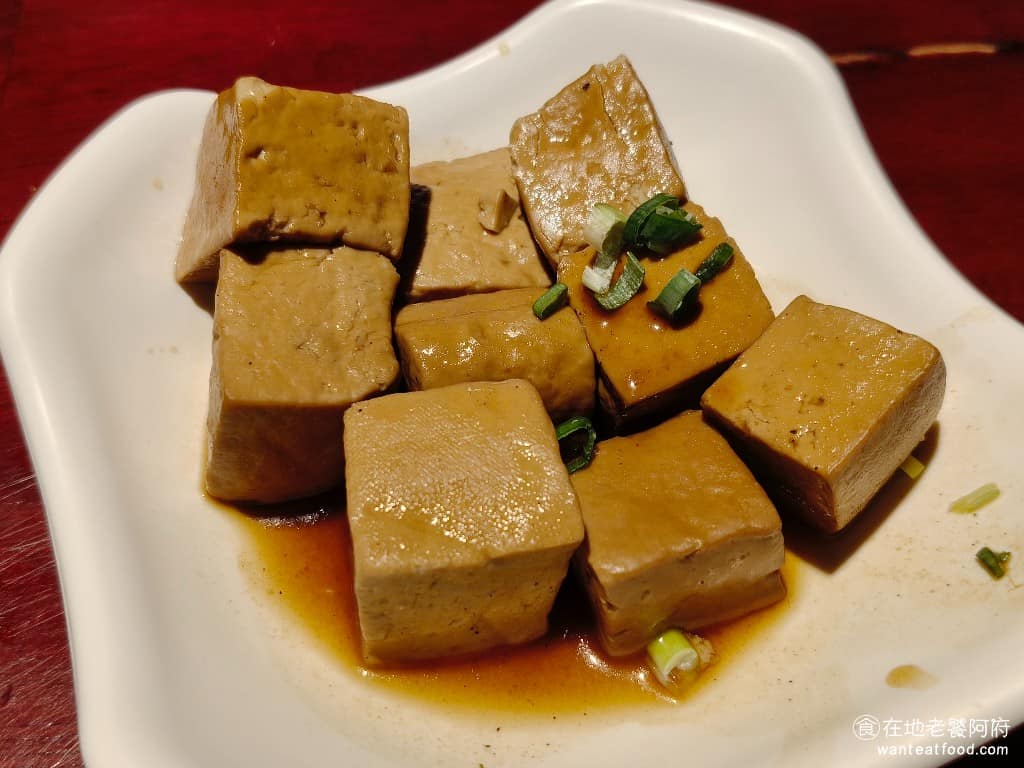 大稻埕魯肉飯 大稻埕魯肉飯菜單 大稻埕魯肉飯推薦 大同區美食 大同美食 北門美食 台灣小吃 魯肉飯 滷豆干 豆干吃起來豆香味十足,也吸飽了滷汁,所以咬下去後,會滲出滷汁,調味上比較清淡,吃起來還行。 @在地老饕阿府