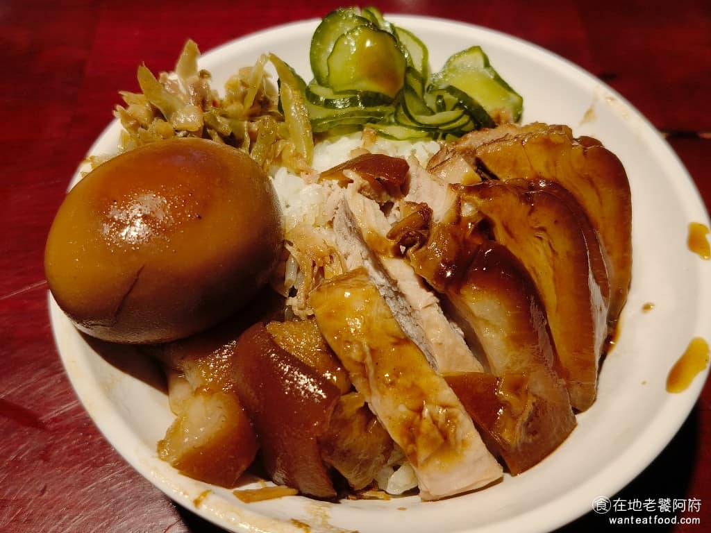 大稻埕魯肉飯 大稻埕魯肉飯菜單 大稻埕魯肉飯推薦 大同區美食 大同美食 北門美食 台灣小吃 魯肉飯 腿庫飯 腿庫肉的份量給得很多,旁邊搭配酸小黃瓜、酸菜,以及我們自己加點的滷蛋。 @在地老饕阿府