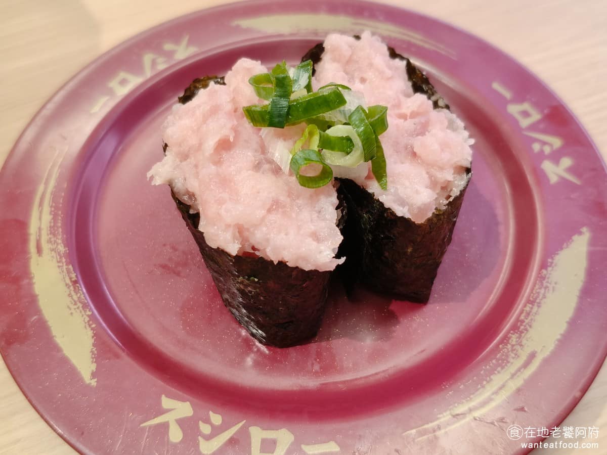 スシロー壽司郎台北內湖美麗華店 スシロー壽司郎台北內湖美麗華店菜單 蔥花鮪魚軍艦 剁碎的鮪魚泥,帶少許魚塊,口感細緻又有點嚼感,濕潤,不黏膩搭配酸甜醋飯,吃起來清爽,是穩定的人氣款。 @在地老饕阿府