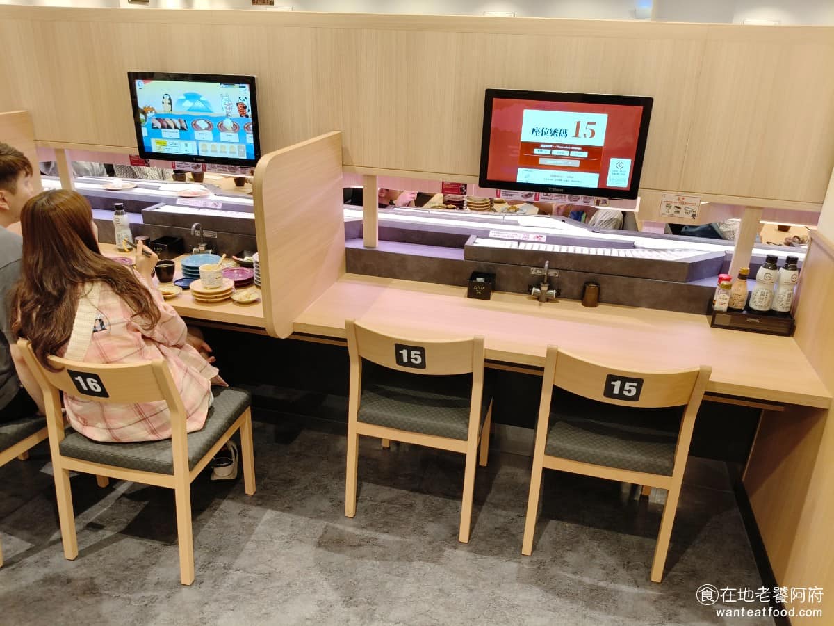 スシロー壽司郎台北內湖美麗華店 スシロー壽司郎台北內湖美麗華店菜單 全面導入「DIGIRO 數位迴轉壽司」,有三大特色,巨型螢幕點餐、數位壽司迴轉鏈、趣味互動遊戲,這些都是壽司郎以前沒有的。 @在地老饕阿府