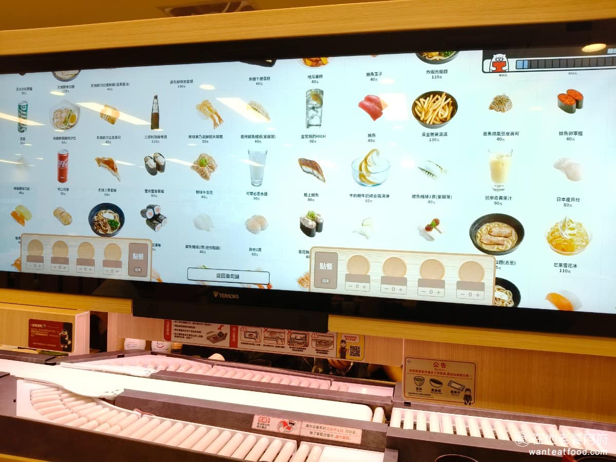 スシロー壽司郎台北內湖美麗華店 スシロー壽司郎台北內湖美麗華店菜單 如果覺得點餐速度不夠快,還可以開啟全螢幕導覽的菜單模式,一次可以看到所有的品項。《壽司郎》菜單品項超過百種,涵蓋握壽司、軍艦壽司、天婦羅、拉麵、茶碗蒸、炸物、甜點飲料等類別,價格以紅盤 40 元、灰盤 60 元、金盤 80 元區分。 @在地老饕阿府