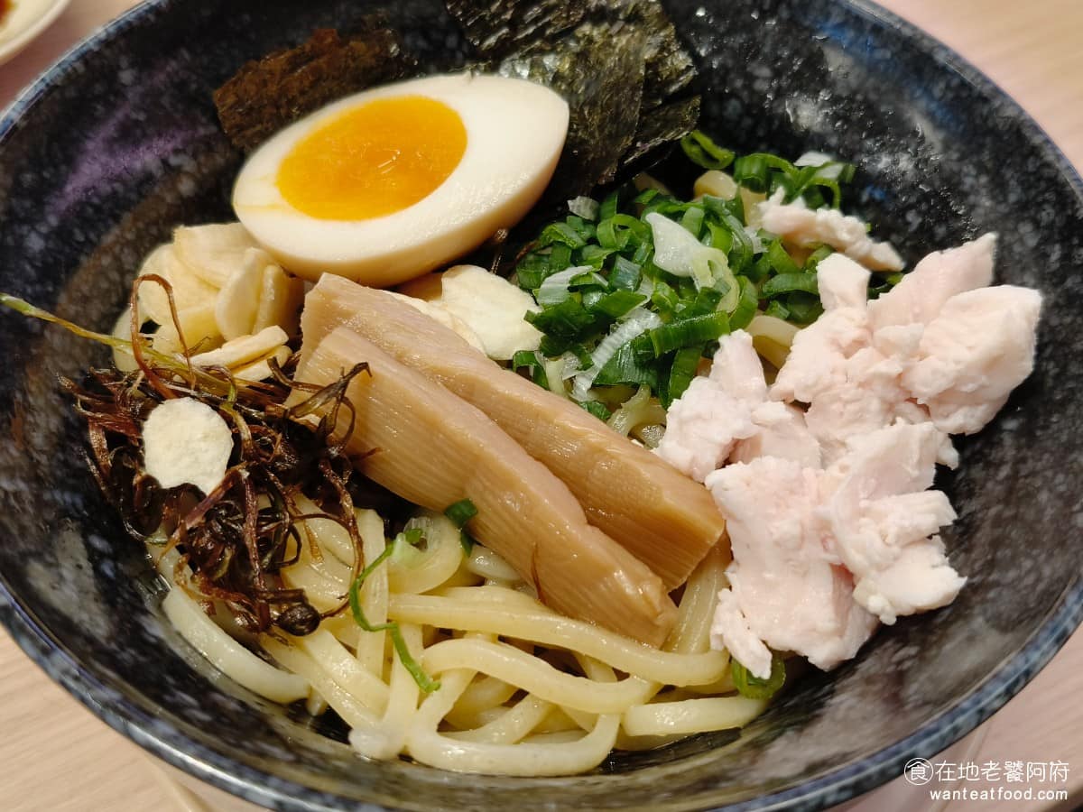 スシロー壽司郎台北內湖美麗華店 スシロー壽司郎台北內湖美麗華店菜單 蒜香日式拌麵 這是新推出來的品項,底部有蒜味醬油膏,旁邊還放有蒜片,吃起來多了蒜香味,但也不會擔心太重,唯一的缺點就是麵條太硬了。 @在地老饕阿府