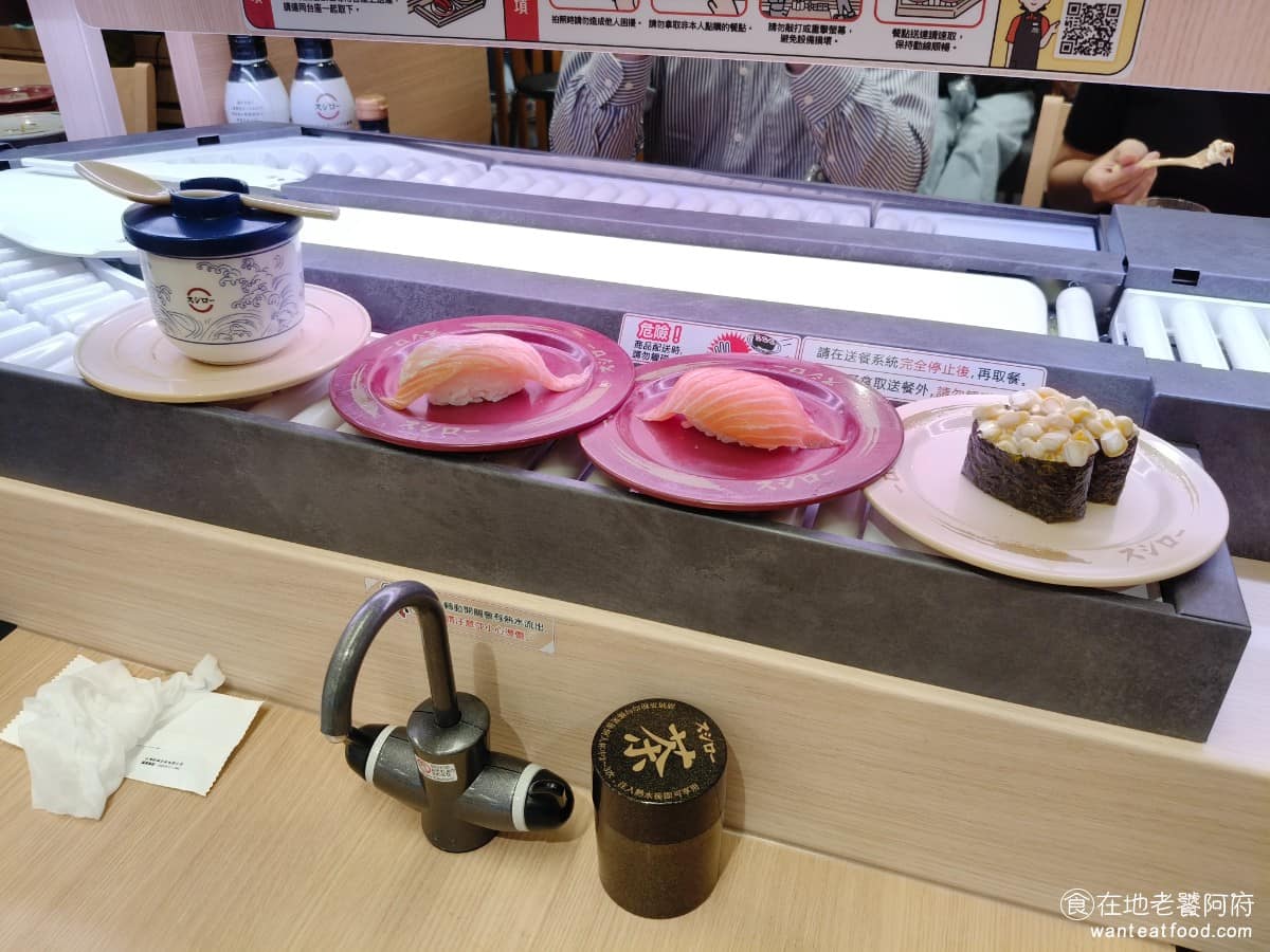スシロー壽司郎台北內湖美麗華店 スシロー壽司郎台北內湖美麗華店菜單 現在點完餐之後,食物直接送到,而且吃完後結帳,因為沒有傳統轉盤,店員也不必再幫客人數盤子,直接就能到櫃檯結帳。 @在地老饕阿府