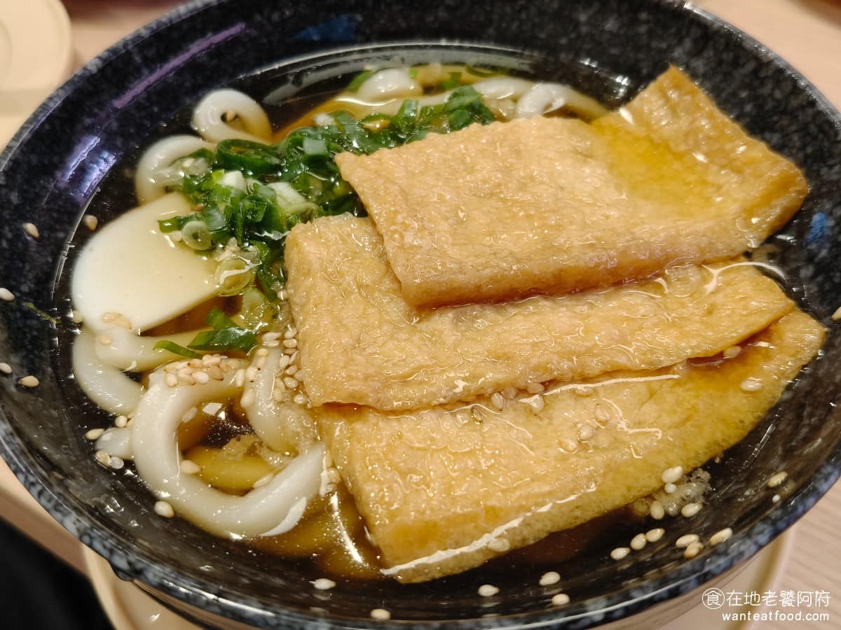 スシロー壽司郎台北內湖美麗華店 スシロー壽司郎台北內湖美麗華店菜單 豆皮烏龍麵 如果不想要豚骨湯頭那麼重的口味,可以點這個豆皮烏龍麵,湯頭清爽略帶鹹味,雖然不錯吃,但 110 元,個人覺得有點貴。 @在地老饕阿府