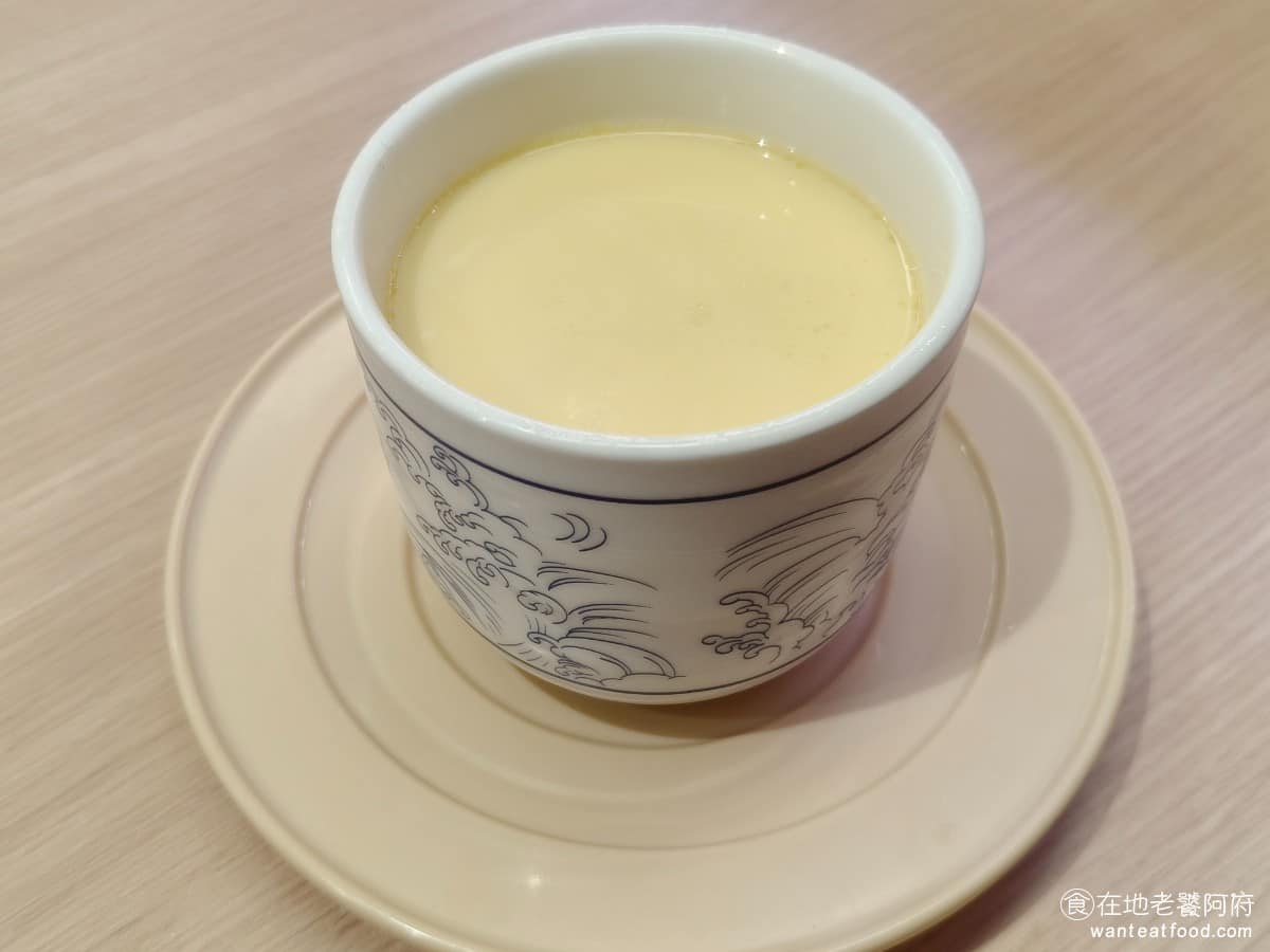 スシロー壽司郎台北內湖美麗華店 スシロー壽司郎台北內湖美麗華店菜單 蛤蜊茶碗蒸 入口滑嫩,內有帆立貝、蛤蠣、鮮蝦、透抽等配料,整體清爽,適合吃了一輪涼壽司後換換口感,小朋友也愛吃。 @在地老饕阿府