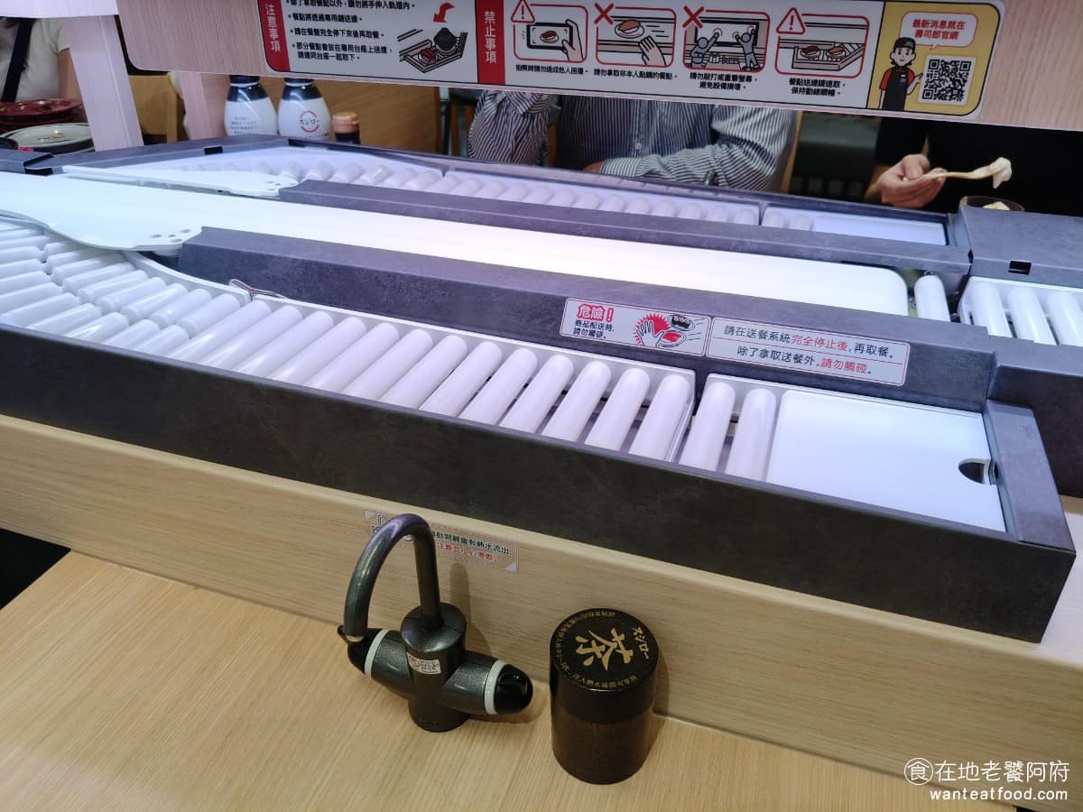 スシロー壽司郎台北內湖美麗華店 スシロー壽司郎台北內湖美麗華店菜單 推出「DIGIRO數位迴轉壽司」系統,目的是要透過數位化,降低食材耗損與剩食問題,將傳統壽司轉盤,轉化為數位螢幕轉盤,這個想法我覺得非常棒,因為我們就是不喜歡拿轉盤上食物的人。 @在地老饕阿府