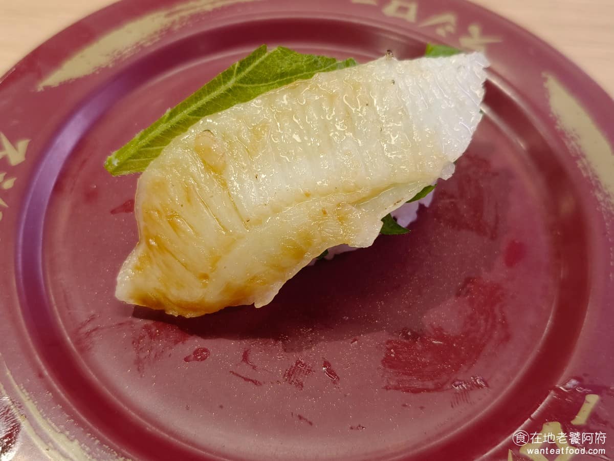 スシロー壽司郎台北內湖美麗華店 スシロー壽司郎台北內湖美麗華店菜單 醬烤鯽魚鰭邊 外層略焦香,魚肉鮮嫩醬汁味道偏濃,喜歡醬烤系口味的人,不會失望。 @在地老饕阿府