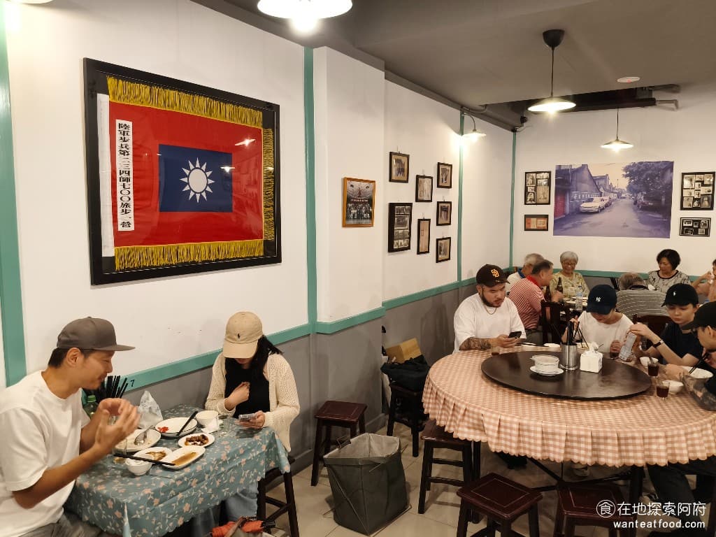 陸光小館 陸光小館菜單 陸光小館價格 松山區美食 松山美食 台北小巨蛋美食 中式料理 滷味 熱炒 走進《陸光小館》,馬上就會被這裡的的裝潢所吸引,放的全部都是當年眷村時代,軍人愛國的象徵物。 @在地老饕阿府