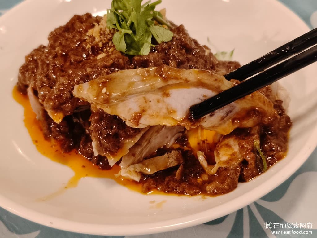 陸光小館 陸光小館菜單 陸光小館價格 松山區美食 松山美食 台北小巨蛋美食 中式料理 滷味 熱炒 整體吃起來的口感非常的辣,也非常的麻,裡面的雞肉吃起來非常的鮮嫩,雞皮帶了一點彈性,口感上都非常的棒,只不過白斬雞搭配了花椒油,這樣的搭配確實還蠻奇怪的。 @在地老饕阿府