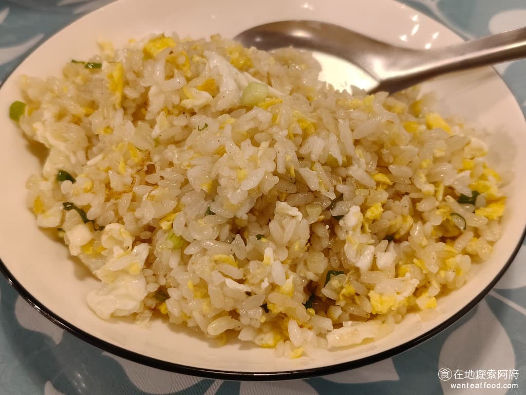 陸光小館 陸光小館菜單 陸光小館價格 松山區美食 松山美食 台北小巨蛋美食 中式料理 滷味 熱炒 招牌蛋炒飯 炒飯炒得粒粒分明,而且還帶著鍋氣,吃起來完全不油膩,蛋花也吵得很香,味道上確實很不錯。 @在地老饕阿府