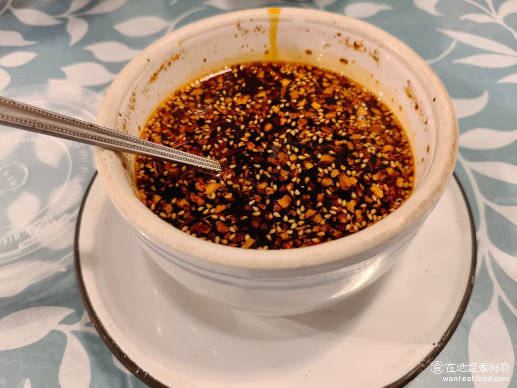 陸光小館 陸光小館菜單 陸光小館價格 松山區美食 松山美食 台北小巨蛋美食 中式料理 滷味 熱炒 每一個桌上都有提供特製的辣油,用來沾滷味的。 @在地老饕阿府