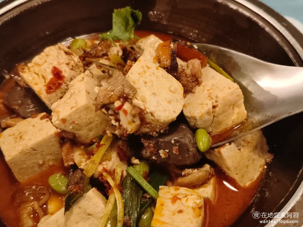 陸光小館 陸光小館菜單 陸光小館價格 松山區美食 松山美食 台北小巨蛋美食 中式料理 滷味 熱炒 鴨血的口感,吃起來也很棒,非常柔嫩滑順,也帶著微微的麻辣和花椒香味。 @在地老饕阿府