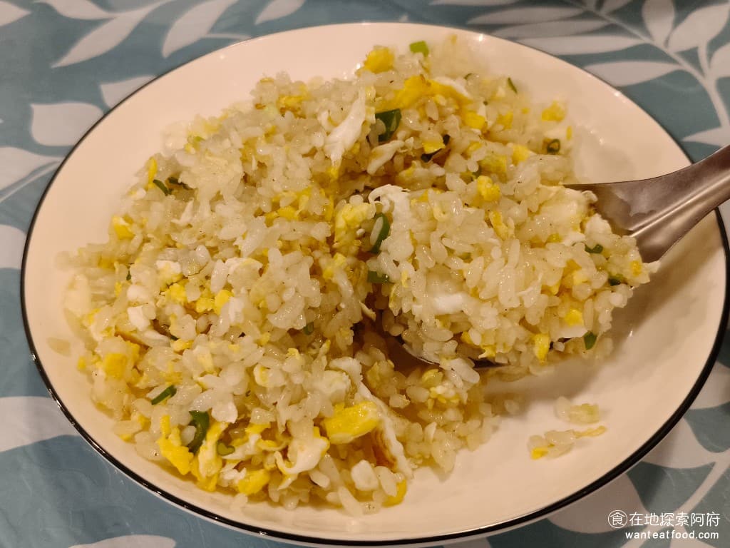 陸光小館 陸光小館菜單 陸光小館價格 松山區美食 松山美食 台北小巨蛋美食 中式料理 滷味 熱炒 但這個炒飯,我們也只吃了一半就不吃了,原因是因為炒飯的米,完全沒有炒熟,吃起來超級硬。 @在地老饕阿府