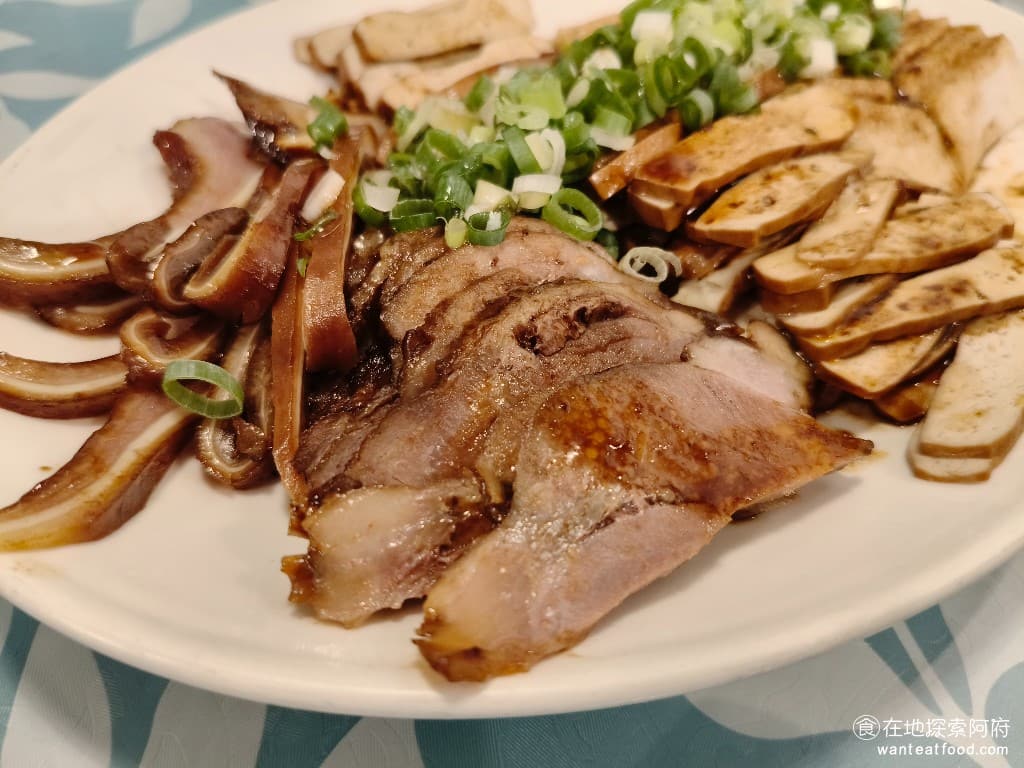 陸光小館 陸光小館菜單 陸光小館價格 松山區美食 松山美食 台北小巨蛋美食 中式料理 滷味 熱炒 魷魚滷味都切得特別小,所以吃起來特別舒服,滷味滷得特別入味,百頁豆腐非常軟嫩,牛腱肉吃起來比較硬。 @在地老饕阿府