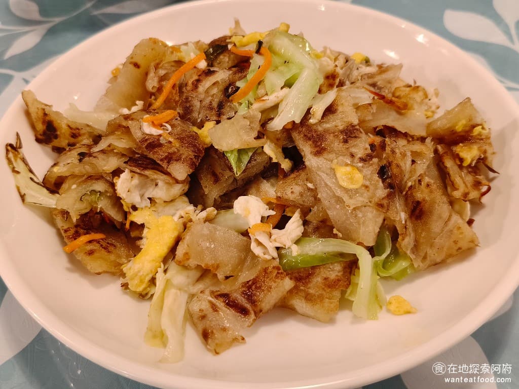陸光小館 陸光小館菜單 陸光小館價格 松山區美食 松山美食 台北小巨蛋美食 中式料理 滷味 熱炒 陸光炒餅 是直接將蔥油餅,雞蛋和高麗菜,拿去炒,搭配著醬香味和蔥花香味,這是店家的招牌菜之一。 @在地老饕阿府