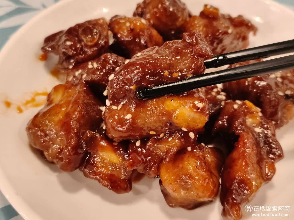 陸光小館 陸光小館菜單 陸光小館價格 松山區美食 松山美食 台北小巨蛋美食 中式料理 滷味 熱炒 調味上沒話說,味道非常好,只不過排骨肉吃起來非常硬,而且又切得非常大塊,所以吃了幾塊後,會覺得吃得很辛苦。 @在地老饕阿府