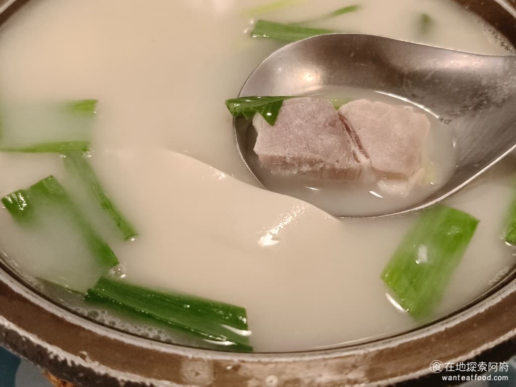 陸光小館 陸光小館菜單 陸光小館價格 松山區美食 松山美食 台北小巨蛋美食 中式料理 滷味 熱炒 乳白色的湯頭,散發著誘人的香氣,喝起來非常香濃,由於裡面的鹹肉特別鹹,所以整碗湯煮起來,也是非常重口味的。 @在地老饕阿府
