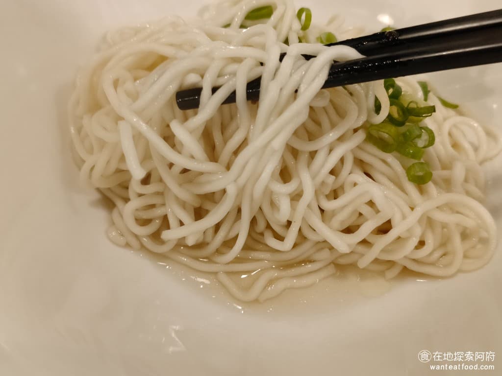 陸光小館 陸光小館菜單 陸光小館價格 松山區美食 松山美食 台北小巨蛋美食 中式料理 滷味 熱炒 原本以為白麵吃起來會很清淡,但是白麵底下的醬汁吃起來味道還蠻鹹的,味道上是不差,只不過白麵都煮得不夠久,所以吃起來超級硬。 @在地老饕阿府