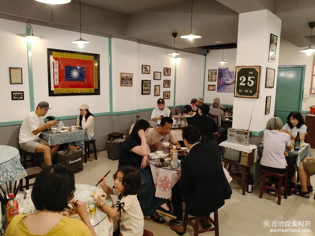 陸光小館 陸光小館菜單 陸光小館價格 松山區美食 松山美食 台北小巨蛋美食 中式料理 滷味 熱炒 店內的用餐環境還算舒適,桌椅都特別大,坐起來也非常寬敞,但因為這裡有很多圓桌,許多客人會聚在一起喝酒、聊天,所以店內會感覺比較吵雜。 @在地老饕阿府