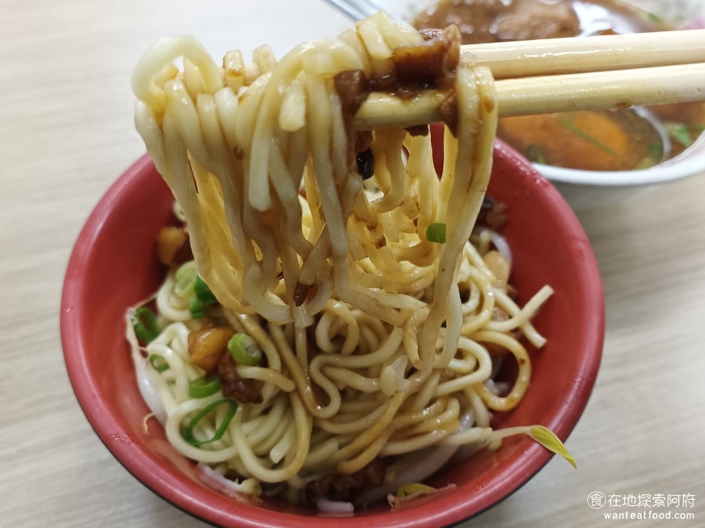 饒河街夜市美食 后庒排骨酥麵 滷肉飯 軟骨 饒河夜市 小菜 湯麵 油麵 米粉 控肉飯 滷汁 板條 我不太敢往下攪拌,因為下面比較油 @在地老饕阿府