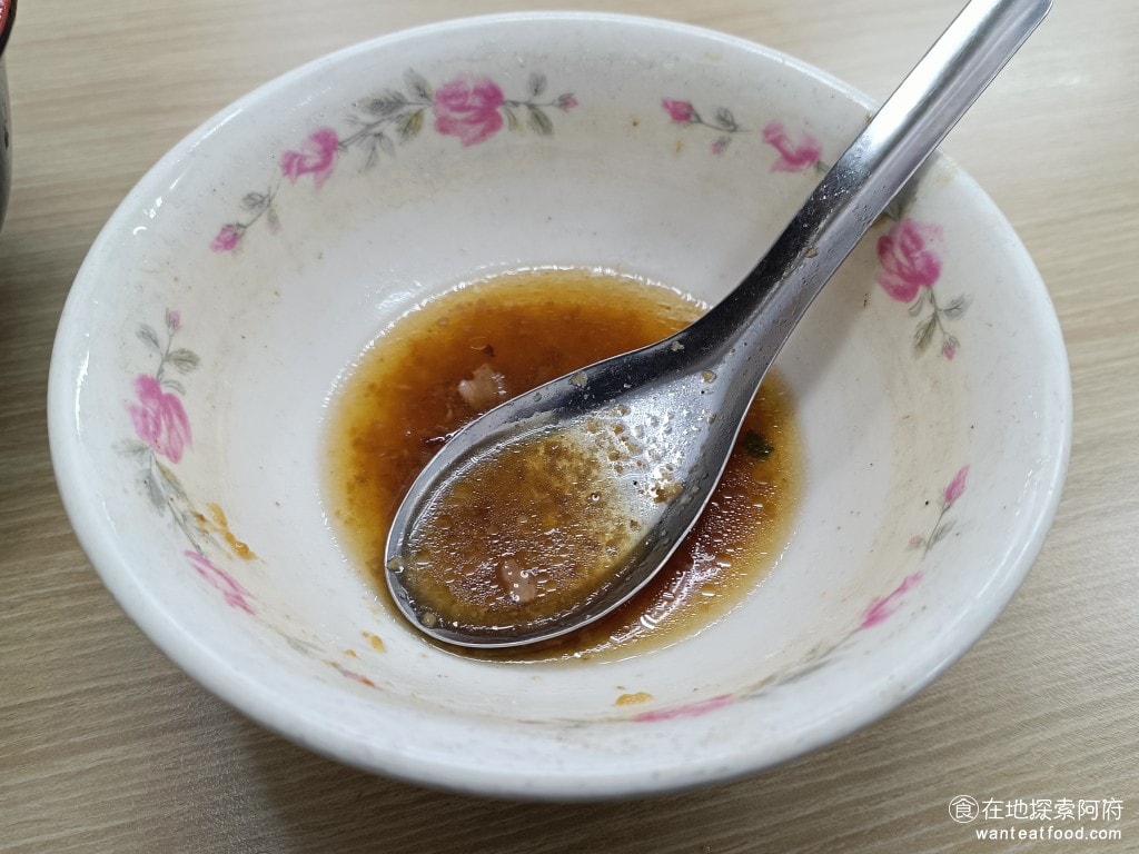 饒河街夜市美食 后庒排骨酥麵 滷肉飯 軟骨 饒河夜市 小菜 湯麵 油麵 米粉 控肉飯 滷汁 板條 雖然滷肉飯和肉燥意麵個人覺得不怎麼樣,但排骨酥湯真的還是很棒! @在地老饕阿府