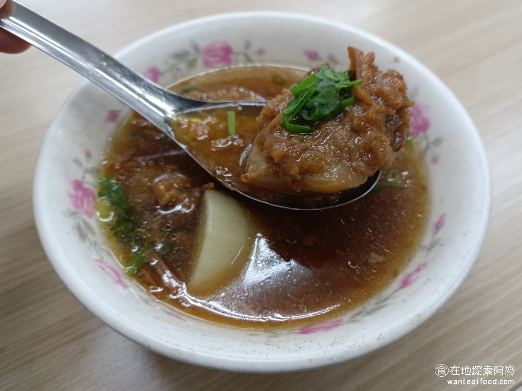 饒河街夜市美食 后庒排骨酥麵 滷肉飯 軟骨 饒河夜市 小菜 湯麵 油麵 米粉 控肉飯 滷汁 板條 排骨酥不僅肉質軟嫩,還能吃到軟骨,而且軟骨也非常軟,一咬就化開。 @在地老饕阿府