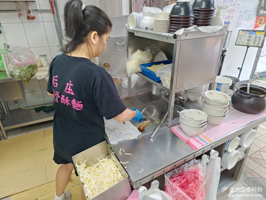 饒河街夜市美食 后庒排骨酥麵 滷肉飯 軟骨 饒河夜市 小菜 湯麵 油麵 米粉 控肉飯 滷汁 板條