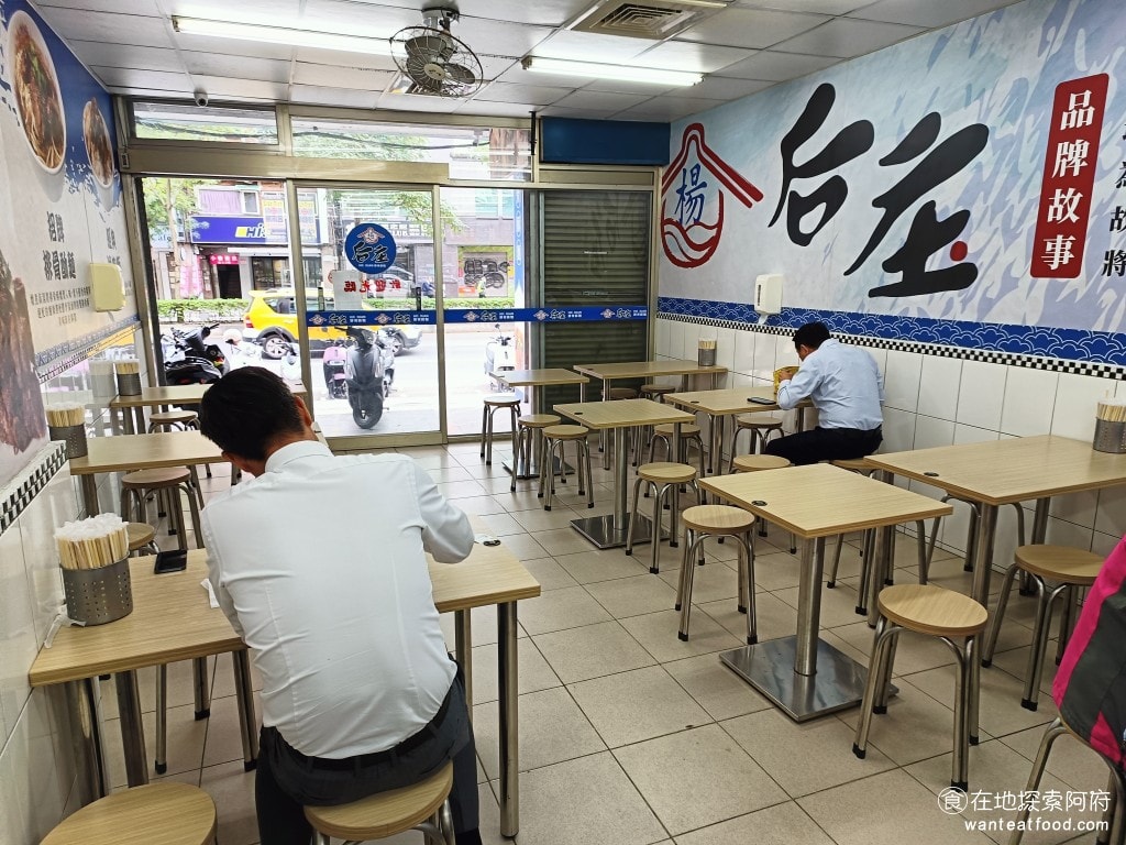 饒河街夜市美食 后庒排骨酥麵 滷肉飯 軟骨 饒河夜市 小菜 湯麵 油麵 米粉 控肉飯 滷汁 板條 雖然位於饒河街中,但店內環境燈光明亮,桌椅也很新,地板乾淨,提供了良好的用餐環境。 @在地老饕阿府