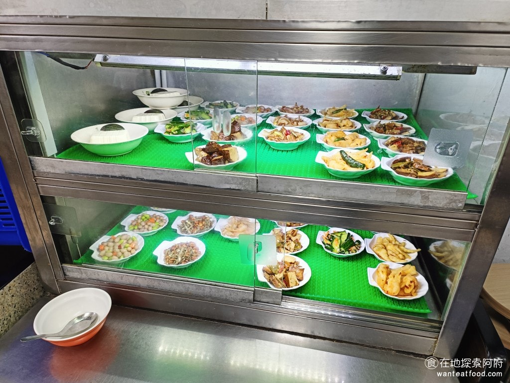 饒河街夜市美食 后庒排骨酥麵 滷肉飯 軟骨 饒河夜市 小菜 湯麵 油麵 米粉 控肉飯 滷汁 板條 店內的小菜均一價,每盤都是 40 元。其中,我覺得皮蛋豆腐比較劃算,其他小菜的份量略顯不足,CP 值相對較低。 @在地老饕阿府