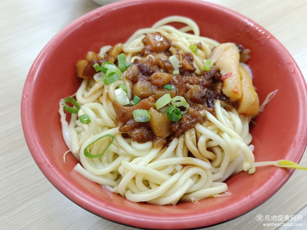 饒河街夜市美食 后庒排骨酥麵 滷肉飯 軟骨 饒河夜市 小菜 湯麵 油麵 米粉 控肉飯 滷汁 板條 肉燥乾麵( 小 ) 肉燥乾麵也是一樣的問題,吃起來不難吃,但並沒有特別的味道。 @在地老饕阿府