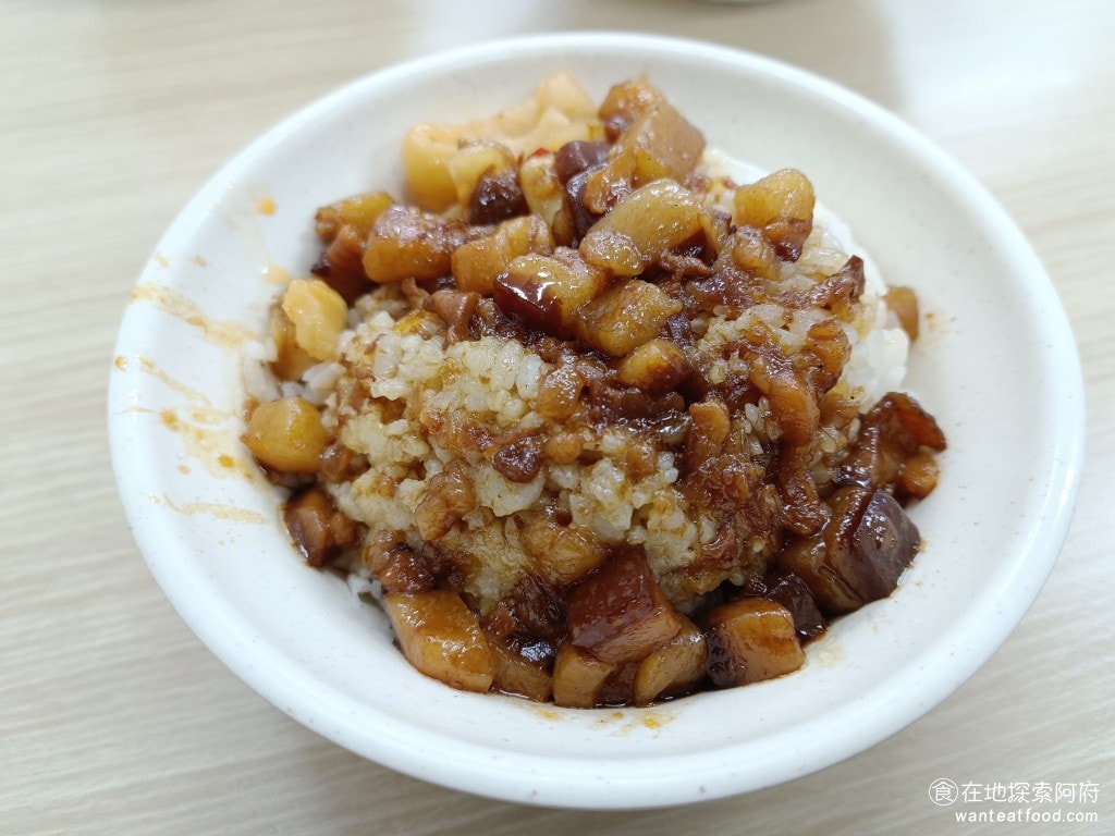 饒河街夜市美食 后庒排骨酥麵 滷肉飯 軟骨 饒河夜市 小菜 湯麵 油麵 米粉 控肉飯 滷汁 板條 滷肉飯( 小 ) 這是小碗的滷肉飯,個人覺得味道有點普通,而且肥肉稍多。 @在地老饕阿府