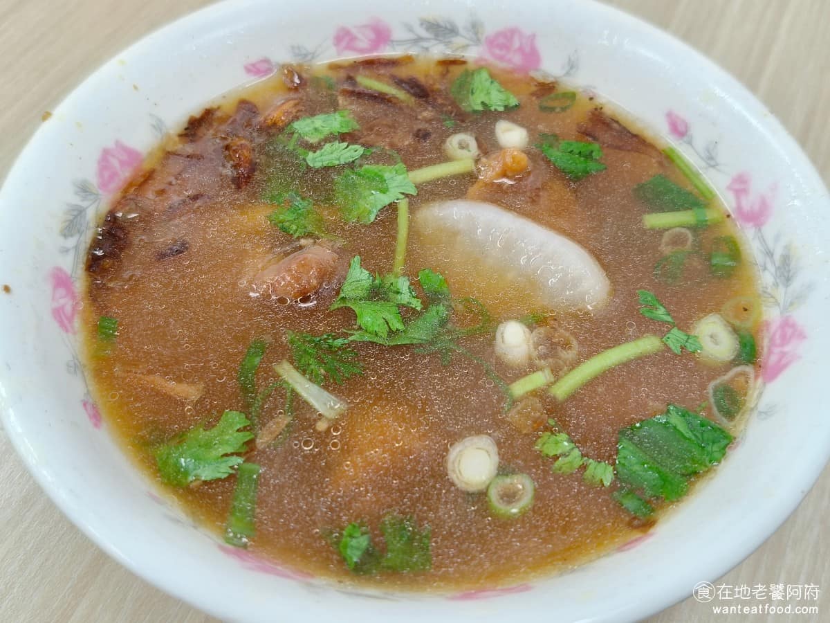 饒河街夜市美食 后庒排骨酥麵 滷肉飯 軟骨 饒河夜市 小菜 湯麵 油麵 米粉 控肉飯 滷汁 板條 排骨酥湯 這裡的排骨經過油炸和調味,外酥內嫩,肉質鮮美,每一口都充滿肉汁的香甜。 @在地老饕阿府