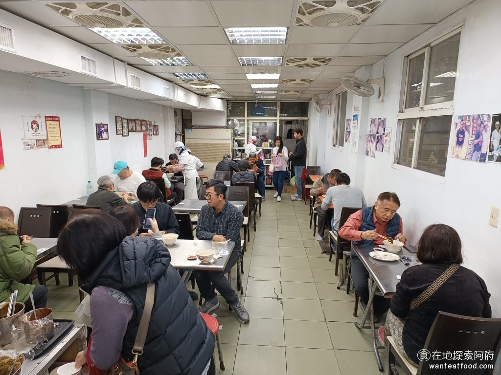 阿娥水餃 中山區美食 松江南京美食 小菜 蝦仁 炸醬麵 豆干 米苔目 台式料理 店內空間較為狹小，但即使已經下午2點，仍然有許多顧客前來用餐。點餐時，需先在櫃檯完成點餐程序，店家會提供號碼牌，並指示你前往指定的座位位置。 @在地老饕阿府