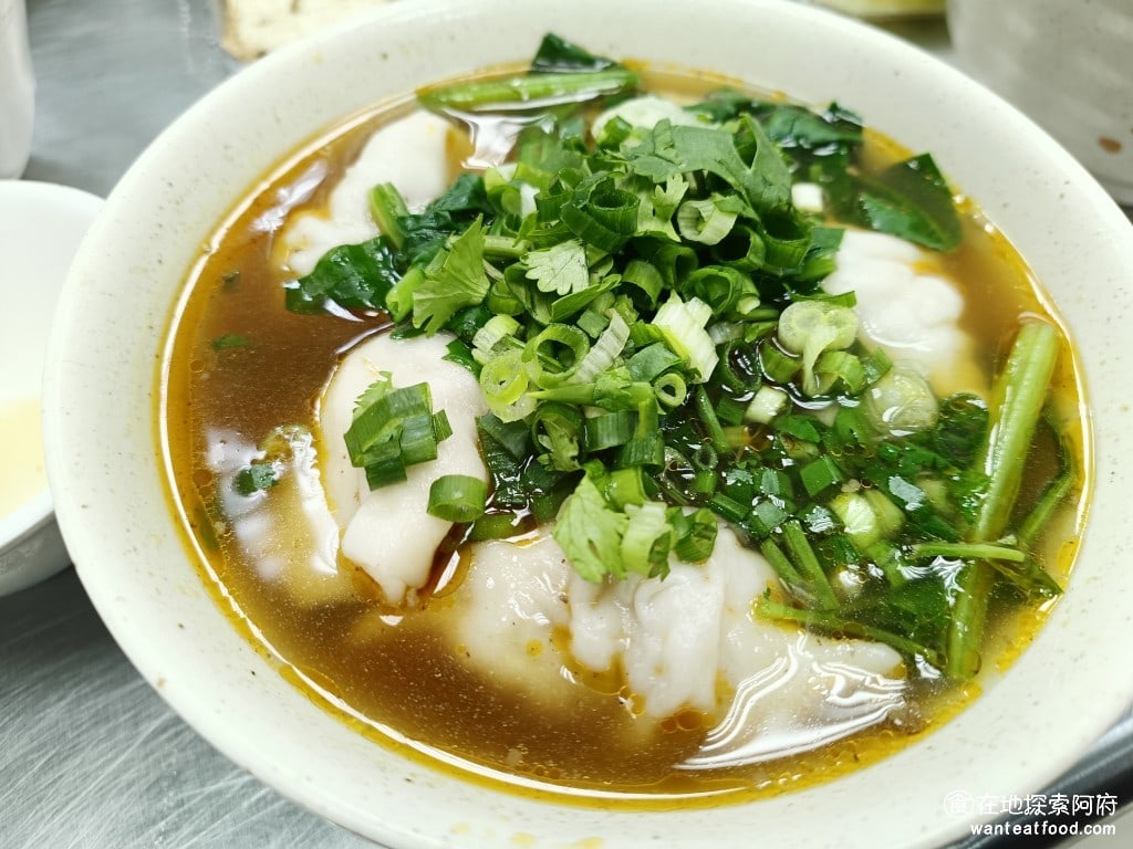 阿娥水餃 中山區美食 松江南京美食 小菜 蝦仁 炸醬麵 豆干 米苔目 台式料理 牛肉湯餃 牛肉湯餃基本上就是他們煮的牛肉湯，加上韭黃鮮蝦鮮肉水餃，他們這間水餃只有一種口味 @在地老饕阿府