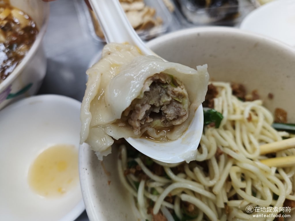 阿娥水餃 中山區美食 松江南京美食 小菜 蝦仁 炸醬麵 豆干 米苔目 台式料理 一口咬下可以看到水餃裡面滿滿都是料，難怪這間水餃店生意這麼好，水餃本身味道偏清淡，所以吃的時候如果覺得不夠味要自己沾醬油和醋 @在地老饕阿府
