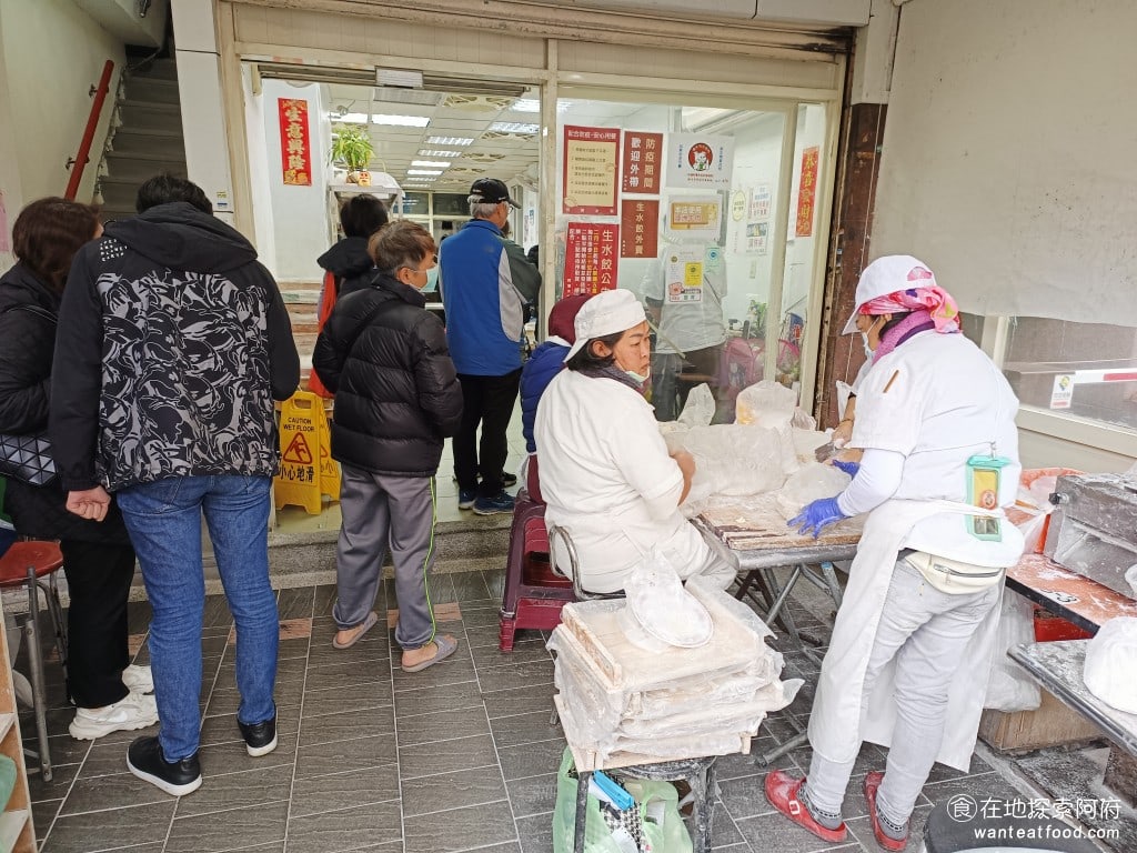 阿娥水餃 中山區美食 松江南京美食 小菜 蝦仁 炸醬麵 豆干 米苔目 台式料理 《阿娥水餃》生意非常興隆，雖然有許多人排隊，但多數並非為了內用，而是為了購買他們的生水餃，帶回家自行煮食。 @在地老饕阿府