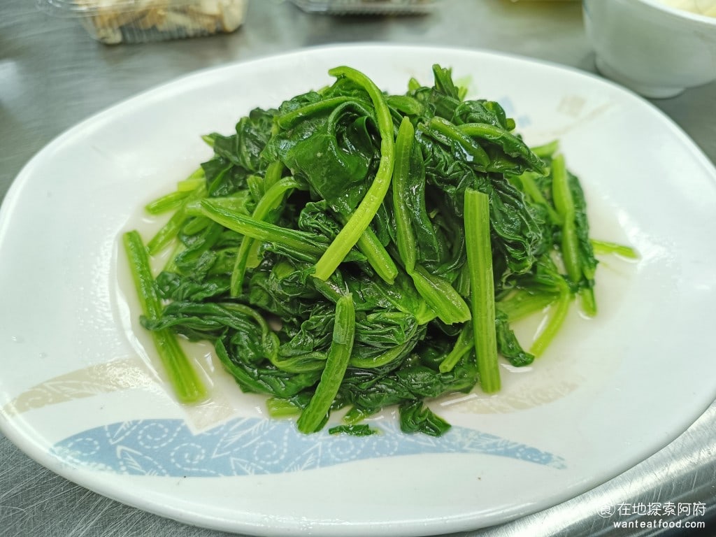 阿娥水餃 中山區美食 松江南京美食 小菜 蝦仁 炸醬麵 豆干 米苔目 台式料理 燙青菜 這盤燙青菜竟然只要30元，給的份量還蠻多的，CP值真的超級高，我真的好久沒有在台北看到這樣份量的燙青菜只賣30元的，燙青菜的味道吃起來沒有特別的鹹味，味道算是非常清淡 @在地老饕阿府