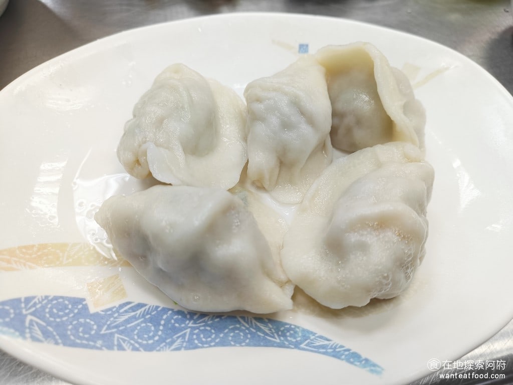 阿娥水餃 中山區美食 松江南京美食 小菜 蝦仁 炸醬麵 豆干 米苔目 台式料理 韭黃鮮蝦鮮肉水餃 這水餃CP值真的超級高，裡面有滿滿的蝦子，滿滿的肉，而且水餃還是現桿現包的，吃起來的味道非常新鮮 @在地老饕阿府