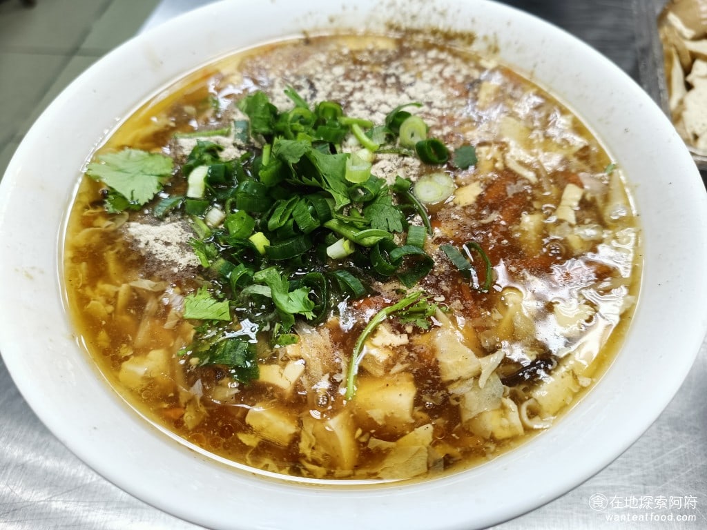 阿娥水餃 中山區美食 松江南京美食 小菜 蝦仁 炸醬麵 豆干 米苔目 台式料理 酸辣湯 酸辣湯裡面滿滿的料，這麼大碗的份量竟然只賣40元，難怪受到這麼多人的歡迎，酸辣湯本身沒有特別的味道，我個人是推薦可以自己加一些黑醋去調味 @在地老饕阿府