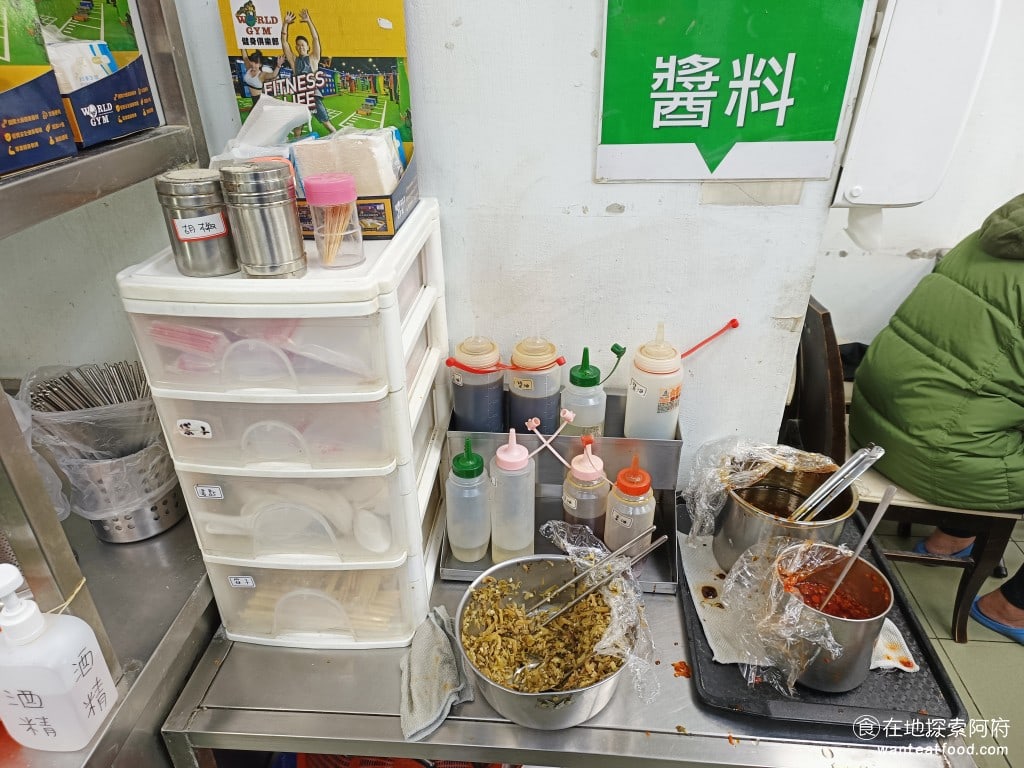 阿娥水餃 中山區美食 松江南京美食 小菜 蝦仁 炸醬麵 豆干 米苔目 台式料理 這家店提供多種類型的醬料搭配選擇，包括醬油、黑醋和白醋。由於許多餐點的味道較為清淡，因此自加入一些調味料，以增添風味，是較為必要的做法。 @在地老饕阿府