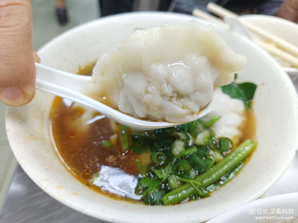 阿娥水餃 中山區美食 松江南京美食 小菜 蝦仁 炸醬麵 豆干 米苔目 台式料理 牛肉湯的湯頭喝起來味道很清淡，帶有微微的花椒的味道，我自己是覺得味道太淡了，所以我覺得不算好吃 @在地老饕阿府