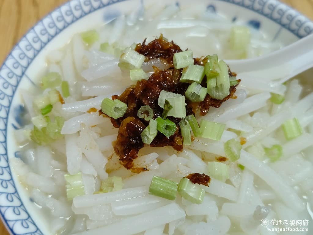 三禾米粉湯 三禾米粉湯菜單 三禾米粉湯推薦 中正區美食 中正美食 台灣小吃 米粉湯 最令人印象深刻的事，上面的那匙油蔥酥，裡面加了蝦米爆炒，香氣十足，攪拌到湯裡更入味，如果覺得味道不夠，或是有加湯，都可以和老闆多加一點油蔥酥。 @在地老饕阿府