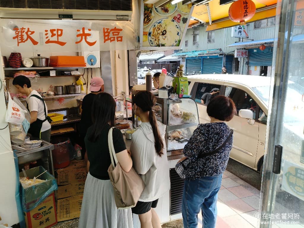 三禾米粉湯 三禾米粉湯菜單 三禾米粉湯推薦 中正區美食 中正美食 台灣小吃 米粉湯 內用的話可以先找位子坐，派一個人去排隊點餐，點完餐老闆會先告訴你價錢，要自己記住，因為結帳時要報價。 @在地老饕阿府