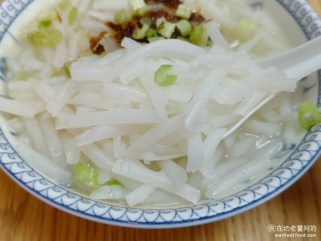 三禾米粉湯 三禾米粉湯菜單 三禾米粉湯推薦 中正區美食 中正美食 台灣小吃 米粉湯 米粉用的是粗米粉，粗米粉口感很特別，吃起來有彈性，不會粉粉爛爛的，而且沒有切得太短，每一口都能吃到長長一條，吃起來非常滑嫩順口。 @在地老饕阿府