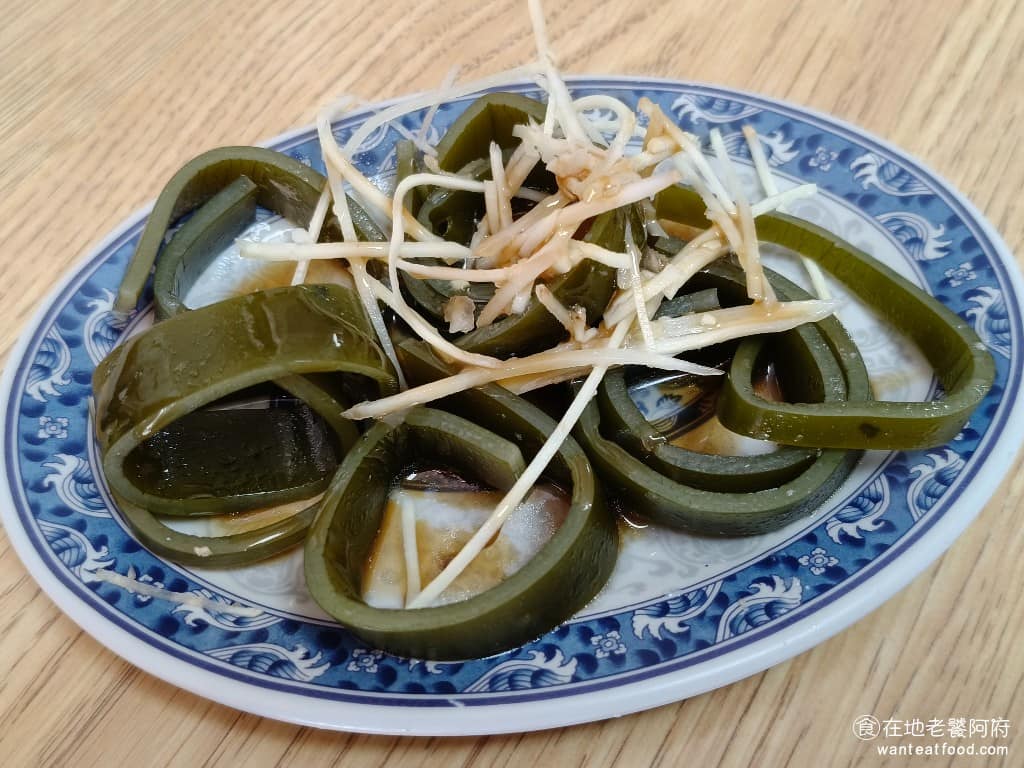 三禾米粉湯 三禾米粉湯菜單 三禾米粉湯推薦 中正區美食 中正美食 台灣小吃 米粉湯 海帶 海帶吃起來很新鮮，口感很脆，搭配醬油膏和薑絲一起吃，非常順口。 @在地老饕阿府
