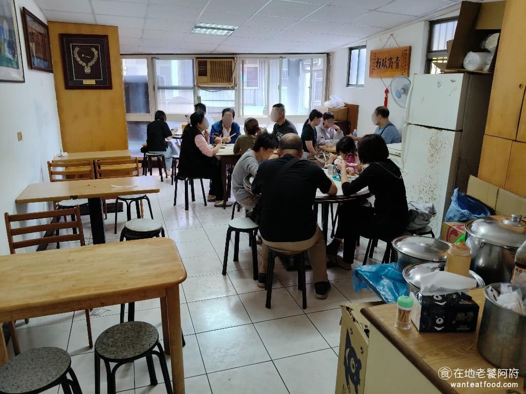 三禾米粉湯 三禾米粉湯菜單 三禾米粉湯推薦 中正區美食 中正美食 台灣小吃 米粉湯 如果一樓沒位置，也可以上二樓，因為店家是老房子，所以上二樓的時候，樓梯會比較陡峭。 @在地老饕阿府