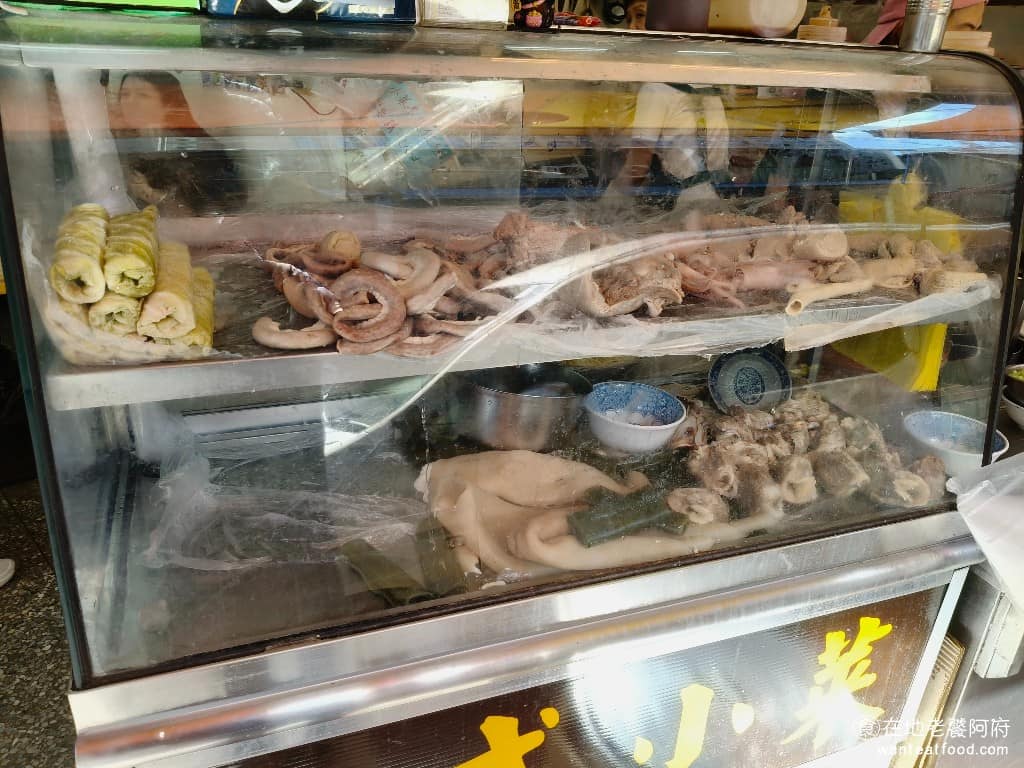 三禾米粉湯 三禾米粉湯菜單 三禾米粉湯推薦 中正區美食 中正美食 台灣小吃 米粉湯 還有賣各種小菜，種類超級多，而且都處理得很乾淨，黑白切有豬心、肝連、大腸、生腸、粉腸、豬舌、五花肉等等。 @在地老饕阿府