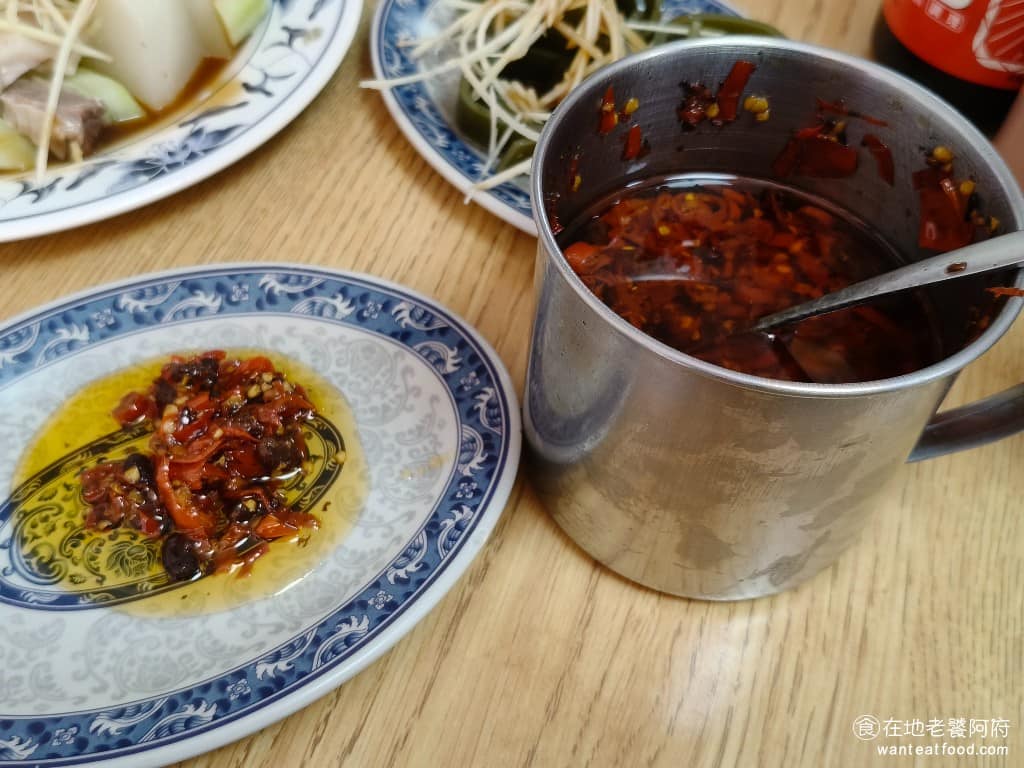 三禾米粉湯 三禾米粉湯菜單 三禾米粉湯推薦 中正區美食 中正美食 台灣小吃 米粉湯 桌上有三種自製醬料，蒜蓉醬油加了滿滿的蒜末，配什麼小菜都好吃，豆豉辣椒油是店家自己爆炒的，辣度夠又很夠味，還有一般辣椒醬，辣度適中。 @在地老饕阿府